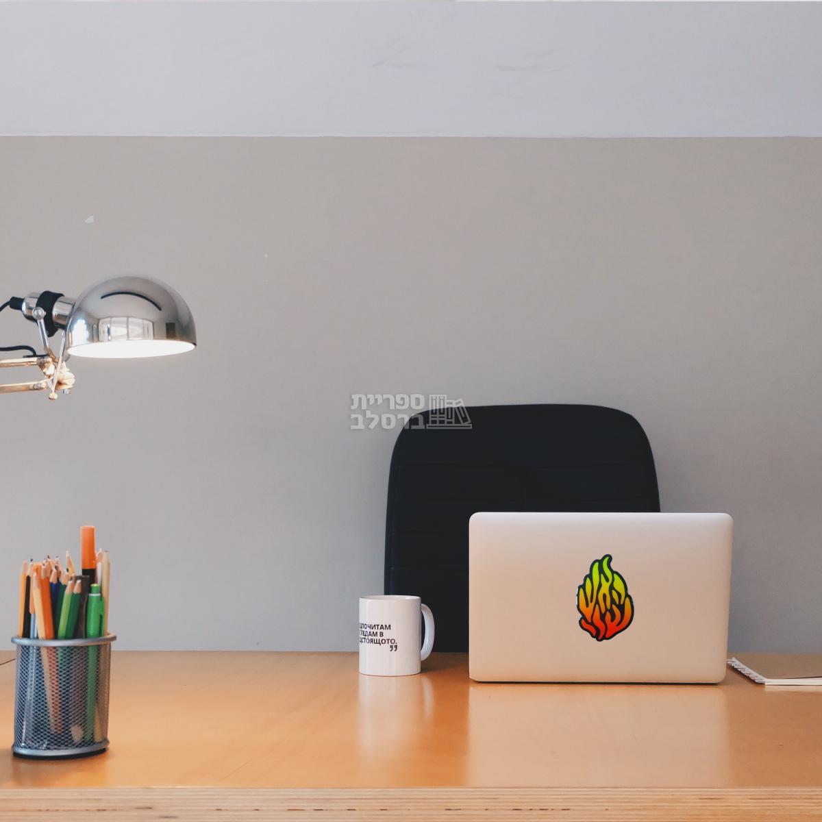 מדבקת בולטת "האש שלי" בצבע כסף מטאלי 3D על רקע שחור – תמונה 3